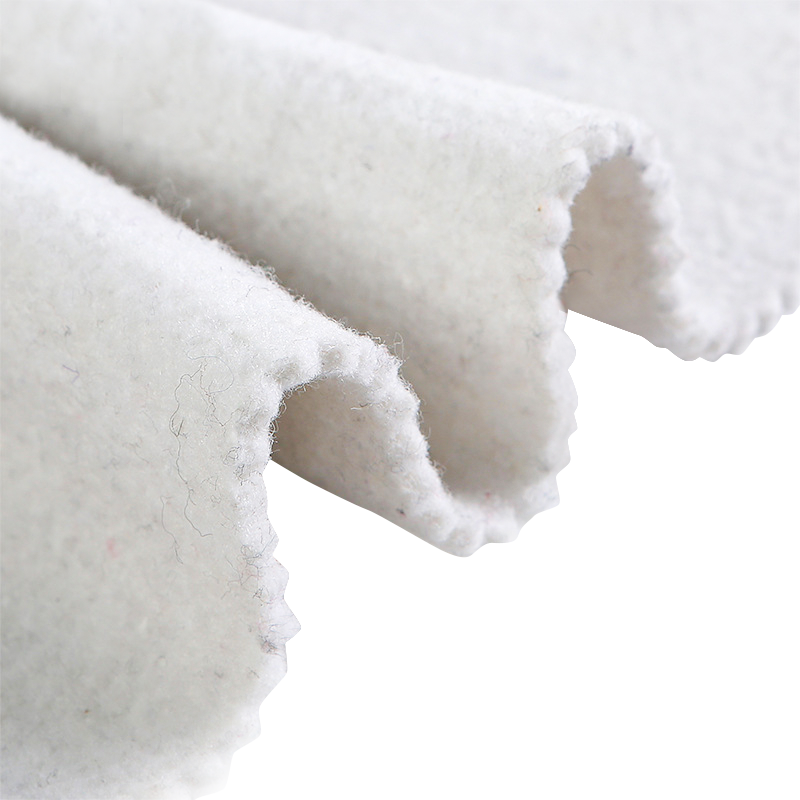 Tissu blanc non tissé pour le contrôle de la poussière et la rétention d'humidité en pente